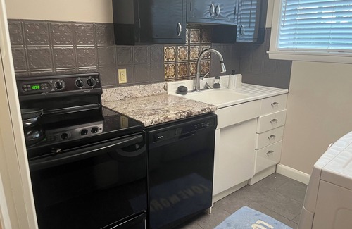 Oakwood Historic District Apartment | Spacious 2-bedroom apartment in historic Hickory neighborhood