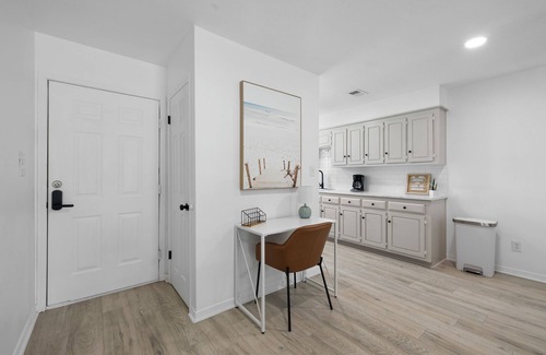 Fairhope House | Spacious 2 bedroom cottage; KING BED; fenced yard