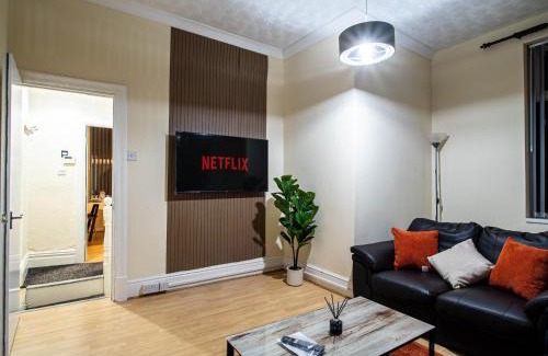 Leeds Apartment | Spacious 2 Bedroom House Near Leeds City Sleeps 6 Free Parking