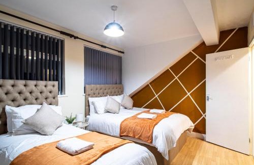 Leeds Apartment | Spacious 2 Bedroom House Near Leeds City Sleeps 6 Free Parking