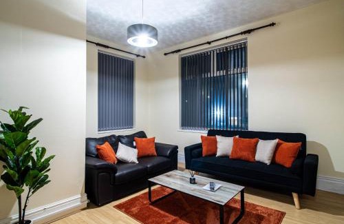 Leeds Apartment | Spacious 2 Bedroom House Near Leeds City Sleeps 6 Free Parking