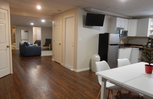 Foothills House | Spacious 2 Bedroom Suite - Beautiful Foothills