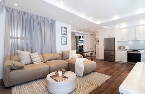Pico - Robertson House | Spacious 2 Bedroom Home with a Private Yard