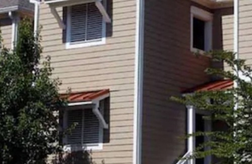 Lackey House | Spacious 2-bedroom townhome in lovely Williamsburg with WiFi, fitness room