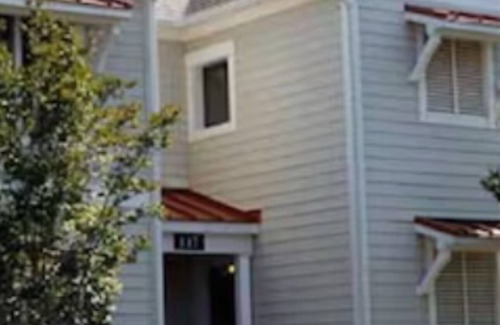 Lackey House | Spacious 2-bedroom townhome in lovely Williamsburg with WiFi, fitness room