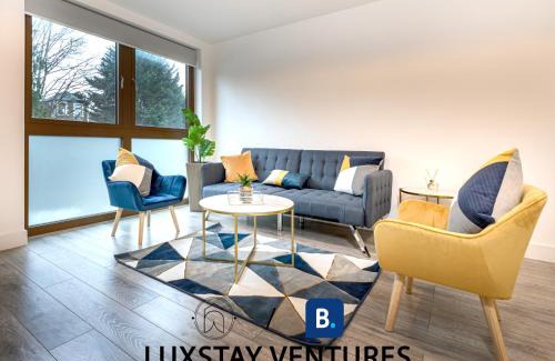 Bushey Apartment | Spacious 2 BR Apartment - 2 Minutes to Station - 10 Minutes to Harry Potter Studios - 30 Minutes to London Euston - Ideal for Families & Business - Free Parking