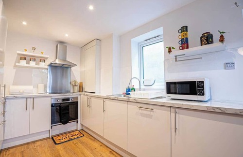 Watford Apartment | Spacious 2-BR House in Watford|Warner Bros. Studio