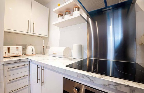 Watford Apartment | Spacious 2-BR House in Watford|Warner Bros. Studio