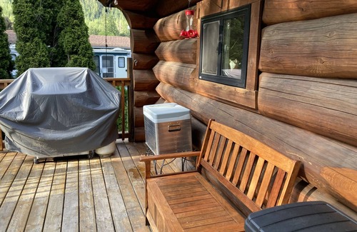 Adams Lake House | Spacious, 2000 sq. ft. Luxury Log House on Adams Lake.