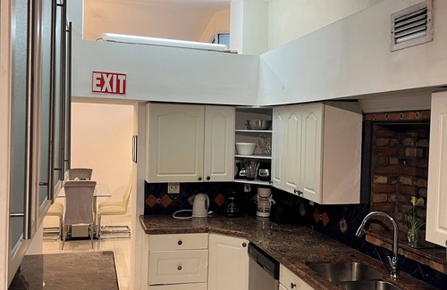 Ojus House | Spacious 22 beds available in this delightful Miami HouseHostel