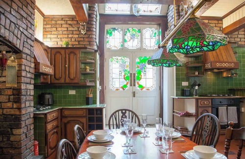 Manchester Villa | Spacious 220sqm House 10-min Dr City Ctr/Heaton