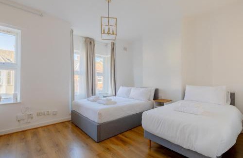 Custom House Apartment | Spacious 2BD Flat Short Walk from ExCel London