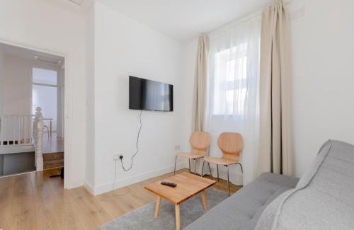 Custom House Apartment | Spacious 2BD Flat Short Walk from ExCel London