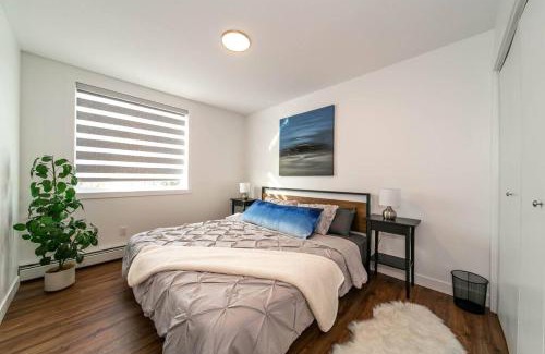 West Edmonton Apartment | Spacious 2bedroom FREE parking king bed close to DT