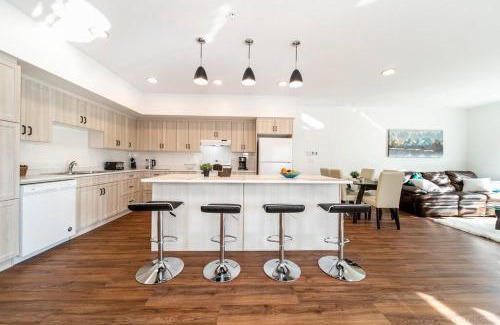 West Edmonton Apartment | Spacious 2bedroom FREE parking king bed close to DT