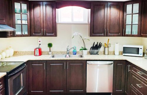 Churchill Meadows House | Spacious 2BR Apartment, Large Kitchen, Parking Included