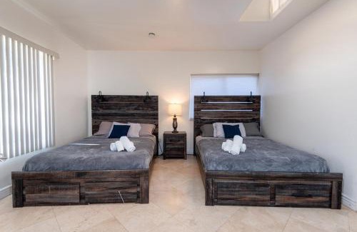 Beverly Hills Apartment | Spacious 2BR Apartment with Full Kitchen & Dining In Beverly Hills