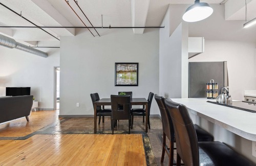 Downtown Kansas City Apartment | Spacious 2BR Downtown Retreat