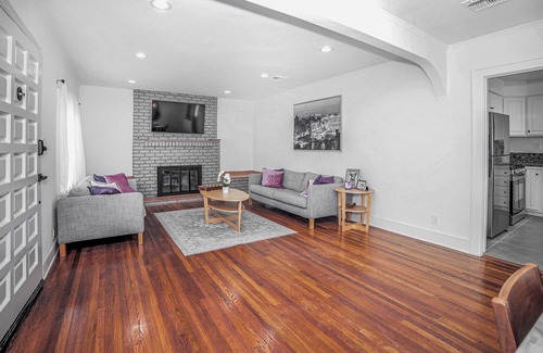 Sawtelle House | Spacious 2BR House by Santa Monica Beach – Front & Back Yard