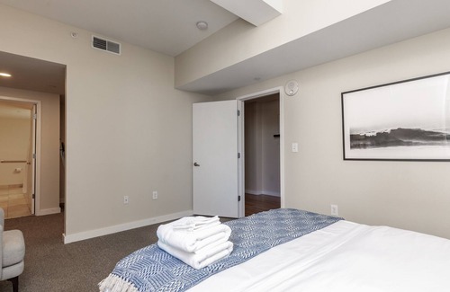 Downtown West Apartment | Spacious 2BR Near Arch, Dome, DT | Free Parking + Rooftop | Zencity