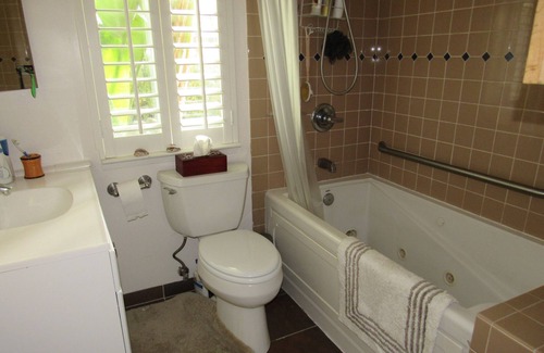 North and East House | Spacious 2brm /2BA first floor of a two story house