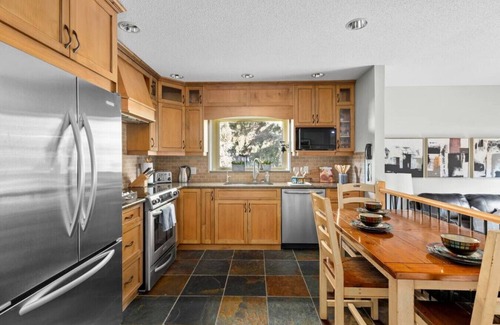 East Kootenay House | SPACIOUS 3,000 sq2 Luxury Home | PRIVATE Pool & Hot Tub | STEPS to Kinsmen Beach