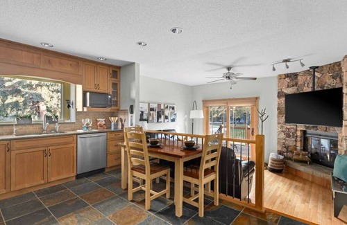 East Kootenay House | SPACIOUS 3,000 sq2 Luxury Home | PRIVATE Pool & Hot Tub | STEPS to Kinsmen Beach