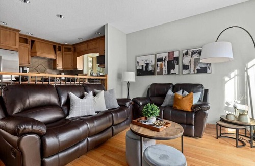 East Kootenay House | SPACIOUS 3,000 sq2 Luxury Home | PRIVATE Pool & Hot Tub | STEPS to Kinsmen Beach