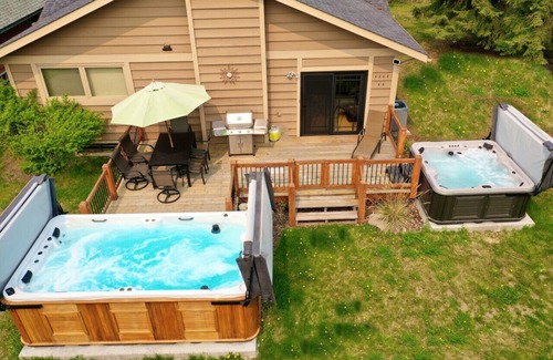 East Kootenay House | SPACIOUS 3,000 sq2 Luxury Home | PRIVATE Pool & Hot Tub | STEPS to Kinsmen Beach