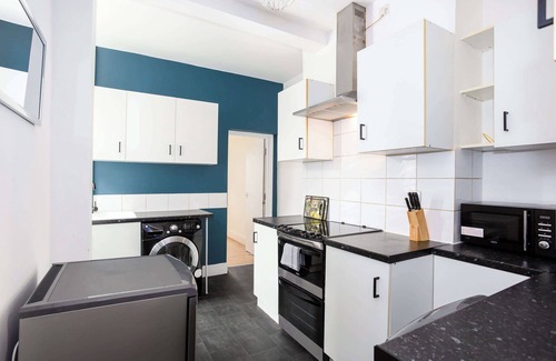 Southend-on-Sea House | Spacious 3 Bedroom Home with Parking in Southend