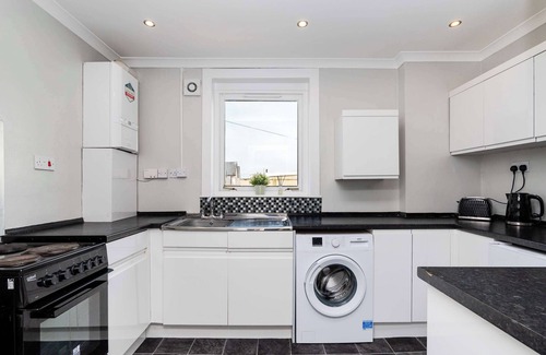 Bo'ness Apartment | Spacious 3 BED House with Parking