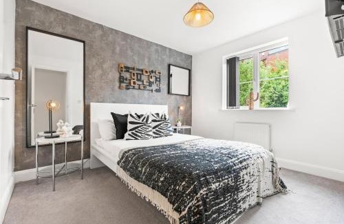 Brierley Hill House | Spacious 3-Bed Home, Parking, Garden, Sleeps 7
