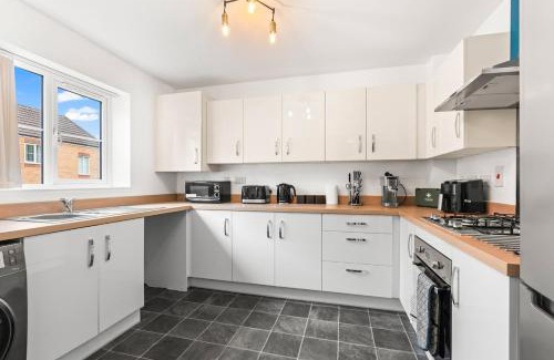 Brierley Hill House | Spacious 3-Bed Home, Parking, Garden, Sleeps 7