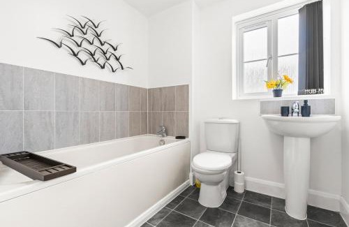 Brierley Hill House | Spacious 3-Bed Home, Parking, Garden, Sleeps 7