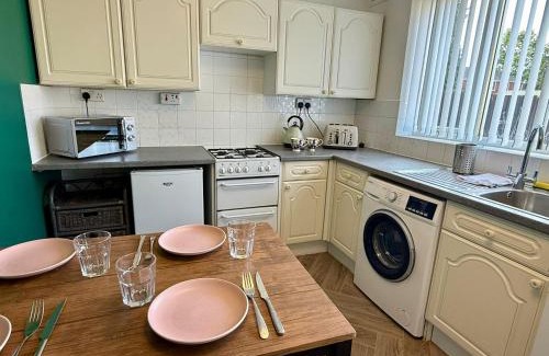 Wolverhampton House | Spacious 3-Bed Home Contractor-Friendly with Parking in Wolverhampton