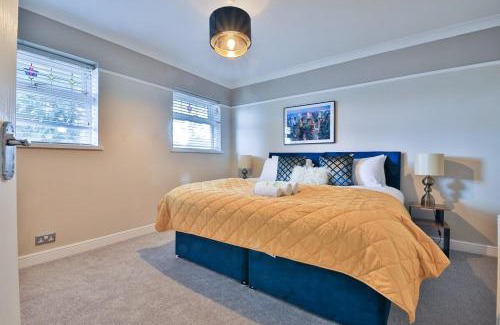 Fairwater House | Spacious 3 Bed Home with Pool Table