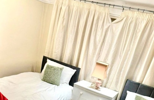 Elm Park House | Spacious 3-Bed House with free parking