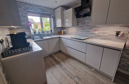 Wrexham House | Spacious 3 bed semi/Gamesroom/Drive/10mins to City/Pet friendly