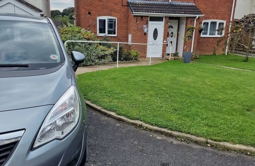 Wrexham House | Spacious 3 bed semi/Gamesroom/Drive/10mins to City/Pet friendly
