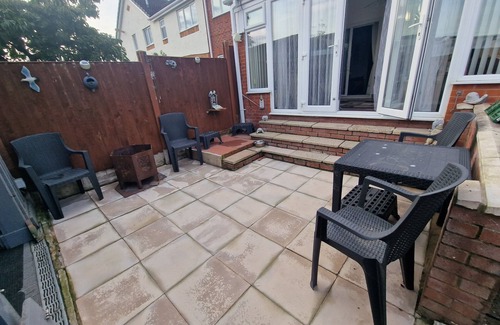 Wrexham House | Spacious 3 bed semi/Gamesroom/Drive/10mins to City/Pet friendly