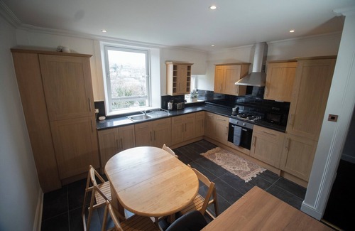 Hawick House | Spacious 3 Bed Terrace with Large Kitchen Diner