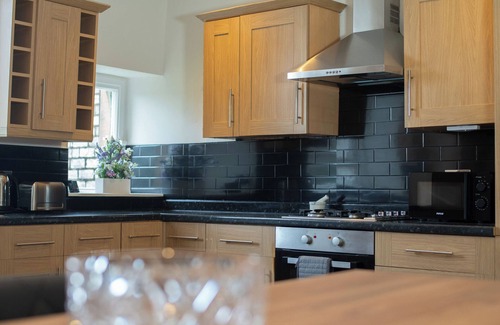 Hawick House | Spacious 3 Bed Terrace with Large Kitchen Diner