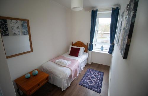 Hawick Apartment | Spacious 3 Bed Terrace with Large Kitchen Diner