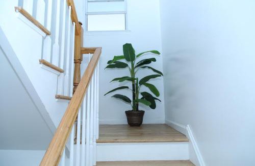 Lower Vailsburg Apartment | Spacious 3 Bedroom, 15 Min to EWR Airport and Parks