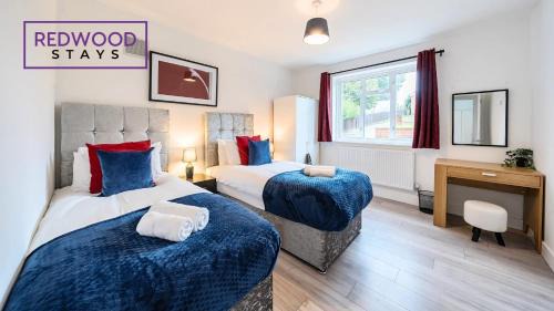 Rushmoor District House | SPACIOUS 3 BEDROOM 2 BATHROOM SERVICED HOUSE WITH FREE ON STREET PARKING, FREE WiFi, PERFECT FOR BUSINESS STAYS, FAMILIES, RELOCATIONS, EXTENDED STAYS, AND EMERGENCY ACCOMMODATION by REDWOOD STAYS