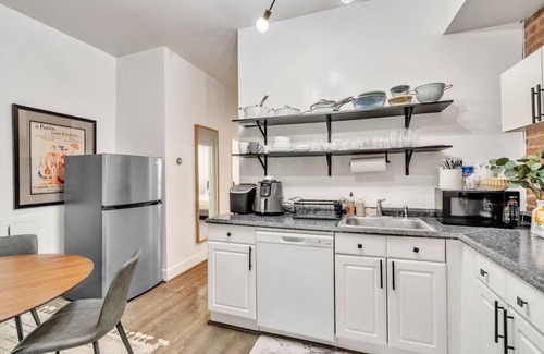 Near Northeast Apartment | Spacious 3-bedroom apartment in peaceful Washington, DC, close to Museums