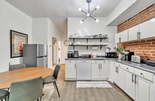 Near Northeast Apartment | Spacious 3-bedroom apartment in peaceful Washington, DC, close to Museums