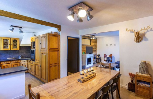 Eaux-Bonnes Apartment | Spacious 3-Bedroom Apartment for 8 – Near Ski Slopes in Gourette, Fully Equipped