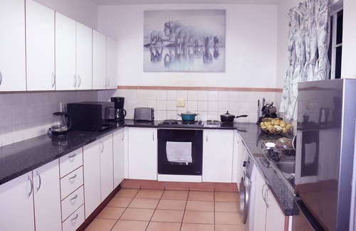 Greater Johannesburg Metropolitan Area Apartment | Spacious 3 Bedroom Apartment at Blandford with a Pool