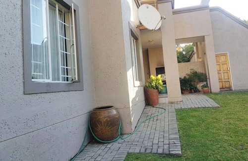 Greater Johannesburg Metropolitan Area Apartment | Spacious 3 Bedroom Apartment at Blandford with a Pool